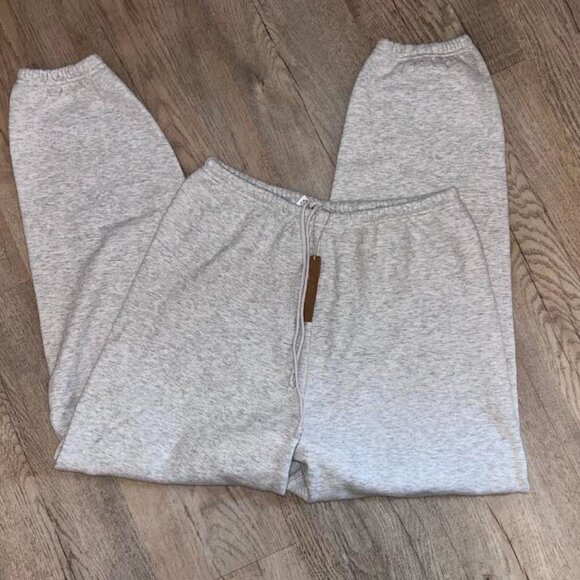 SKIMS Sweatsuit Set - Picture 4 of 8